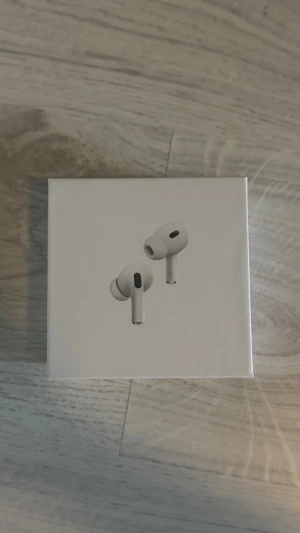 AirPods Pro (2nd generation) - Säljer ett par Apple AirPods Pro (2nd generation) i mycket fint skick. Komplett med originalförpackning, laddningsetui, kabel och manual. Trådlös brusreducering och hög ljudkvalitet. Allt ser rent och välvårdat ut, inga synliga defekter eller slitage.