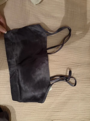 Sport bh  - En mönstrad sport bh från holistisk som knappt är använd