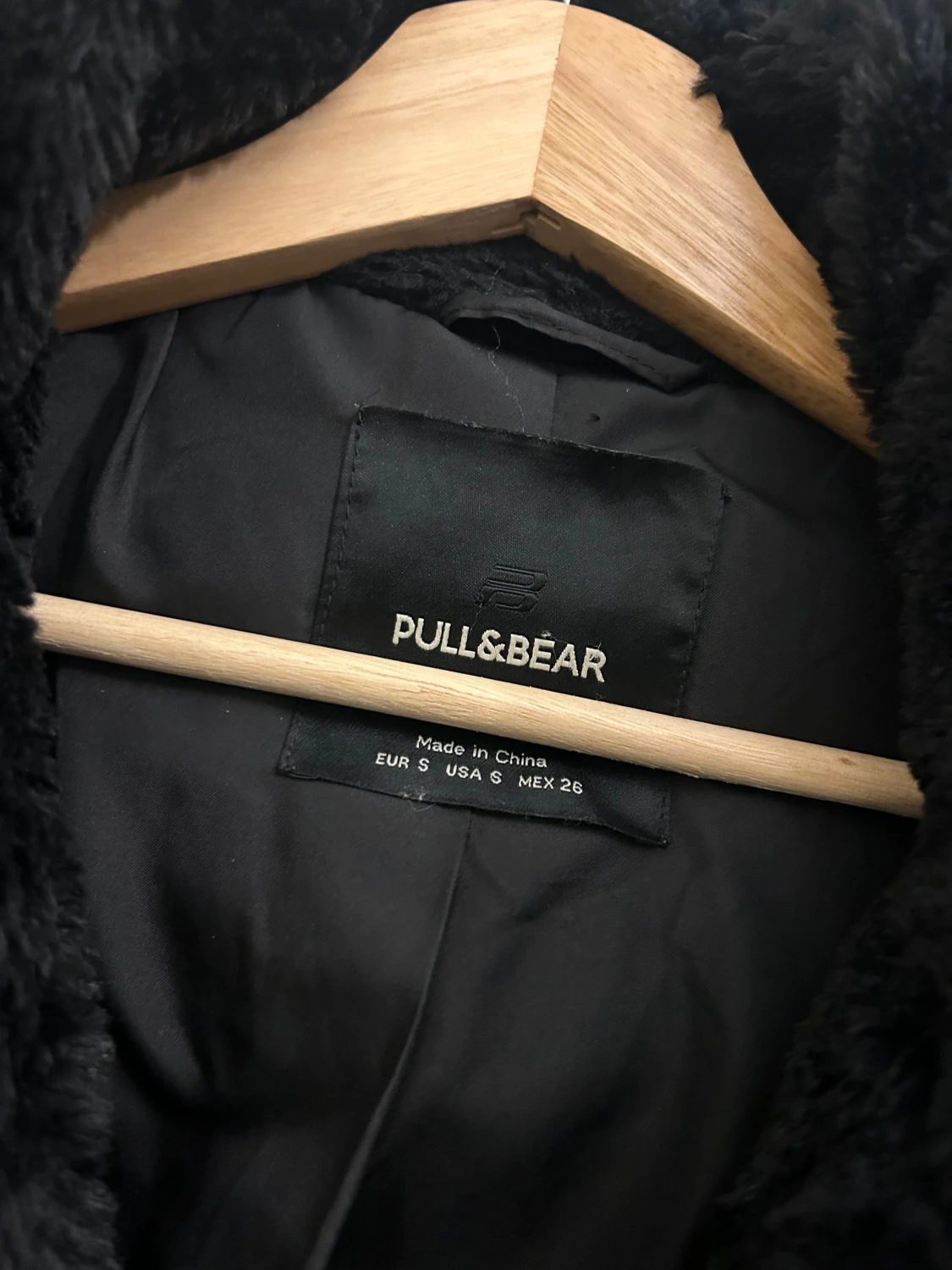 Svart teddyjacka från Pull&Bear - 5