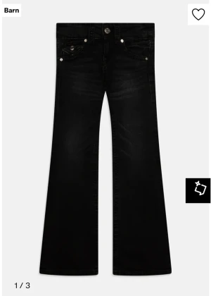 Low waist flare jeans - Fina svarta lowwaist flare jeans från Gina tricot. Jeansen har fickor med knapp där bak och är utsvängda vid benet. Inga slitningar eller liknande och byxorna är helt slutsålda över allt. Kontakta om ni undrar något mer!