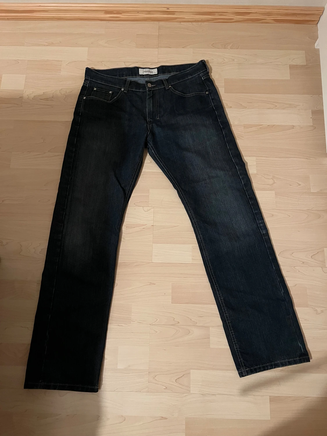 Mörkblå jeans från Dressmann