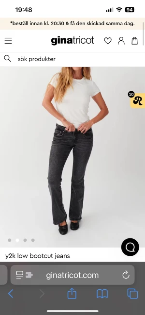 Bootcut jeans  Gina Tricot - Snygga Y2K-inspirerade bootcut jeans från Gina Tricot i mörkgrå tvätt. Modellen har låg midja, Endast använda en gång🥰 Det är bara att skriva för fler bilder ( får inte på mig jeansen därav inga bilder på när jag har på mig de)