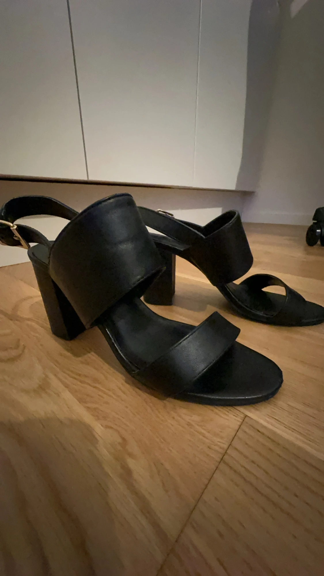 Svarta sandaler med klack från XIT