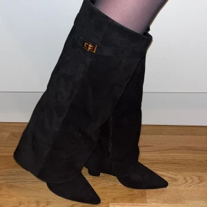 Boots - Riktig snygga boots men måste sälja pga att storleken inte passar. Dem är i nyskick och har bara testats inomhus. Har inte tagit mig till att lägga ut dem på ett tag men nu!🤍  Skriv för fler bilder 🥰 dem är små i storlek. Så passar nog någon som har 38/39 :)