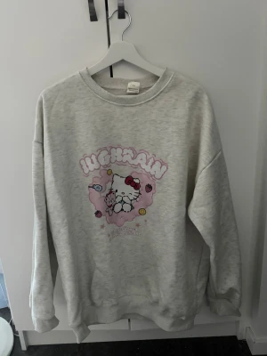 Hello kitty tröja - Använt fåtal gånger, fortfarande mjukt inuti och har inga märken eller fläckar 