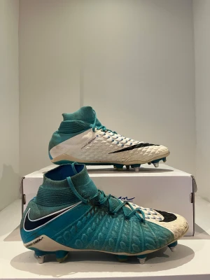 Nike Hypervenom fotbollsskor turkos/vit - Säljer ett par Nike Hypervenom superfly skruvdubb. Skick 8/10. Skicka meddelande om du har fler frågor 