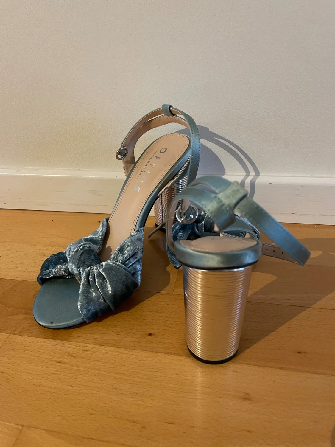 Turkosa sandaler med rosett och klack