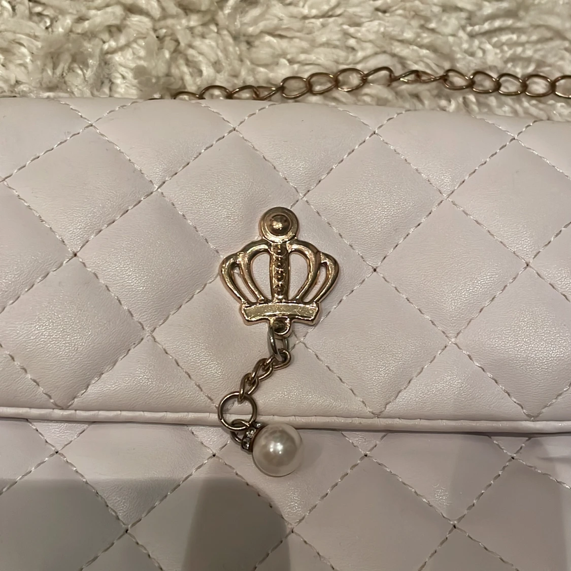 Vit quiltad axelväska med kedja - 1