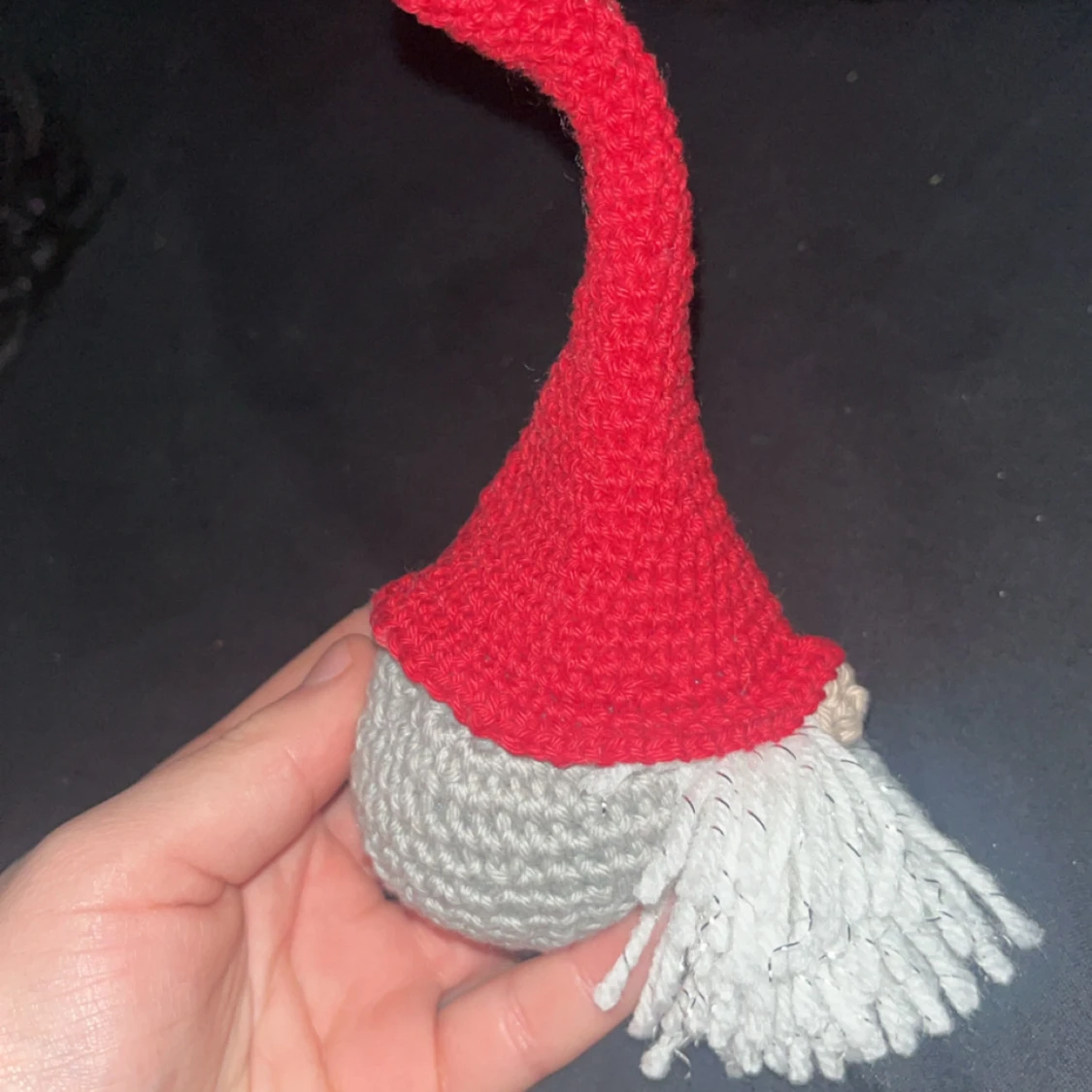 Röd virkad tomteluva till dekoration - 1