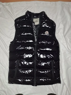 Moncler väst storlek S  - Hej jag säljer den här fina och lyxig moncler västen har haft den i ett år köpte den för 1200 kr som du ser på bilderna så ser den ut som en ny.