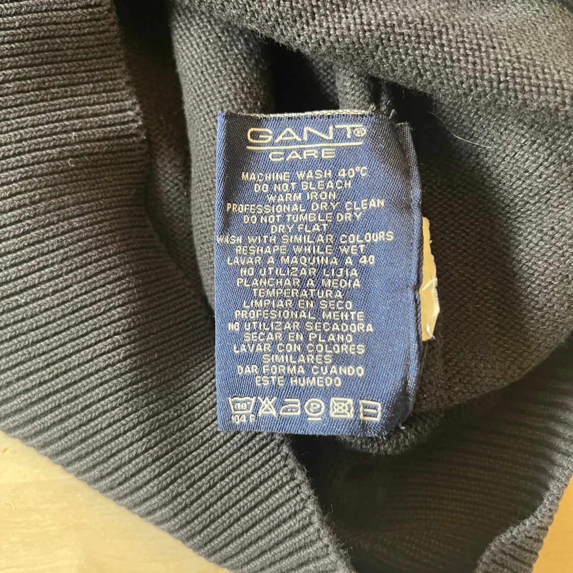 Svart stickad v-ringad tröja GANT - 4