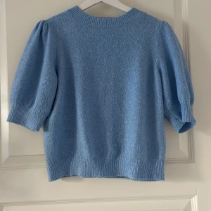 Ljus blå kortärmad stickad tröja - Jättefin kortärmad blå stickad tröja, denna tröja har få tecken på användning. Storleken är S och tröjan är från VERO MODA. Jag diskuterar gärna pris