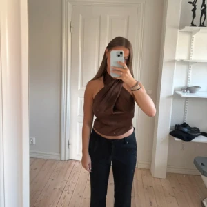 Halterneck topp - Brun halterneck topp i satin