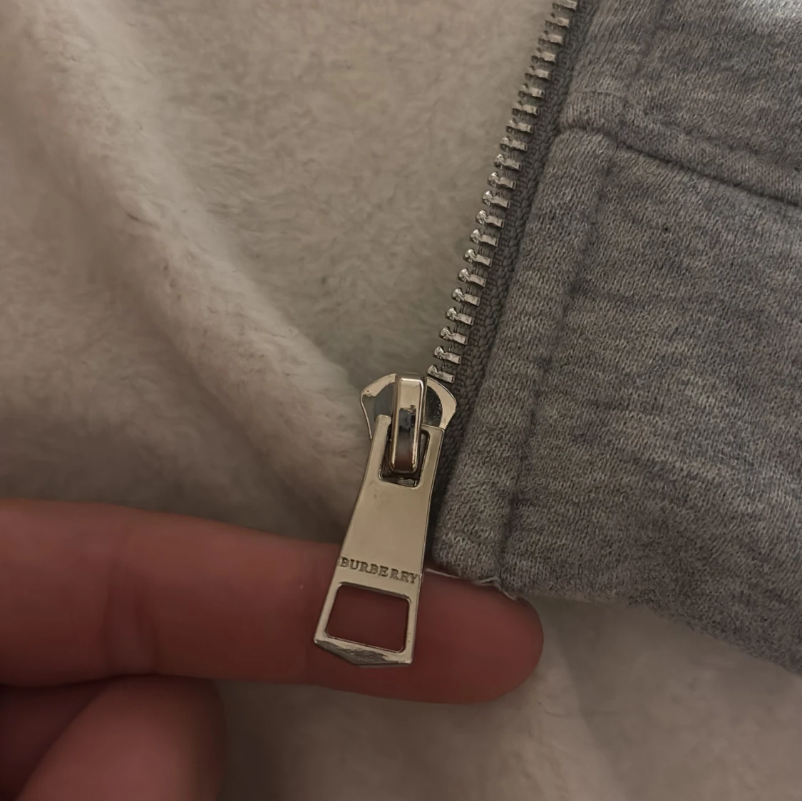 Grå hoodie från Burberry med dragkedja - 4