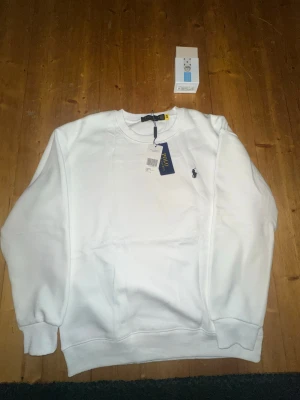 Vit sweatshirt från Polo Ralph Lauren -  Den är helt ny och aldrig använt. Skriv gärna vi funderingar