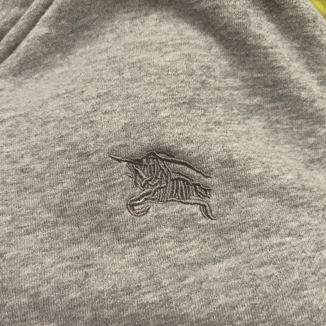 Grå hoodie från Burberry med dragkedja - 2