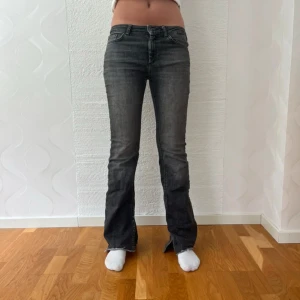 Grå bootcut jeans från ONLY - Midja M, längd 32