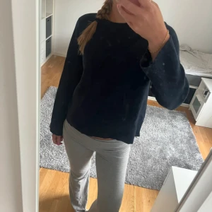 Mörkblå stickad tröja från Object - Originalpris 500. Lite nopprig