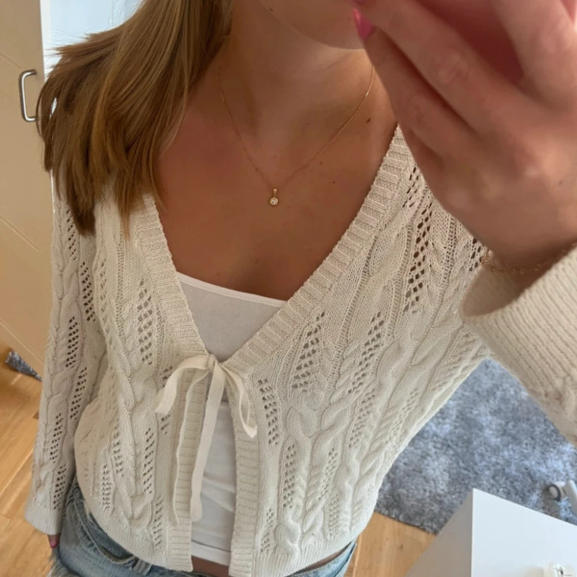 Vit stickad kofta med knyt - 1