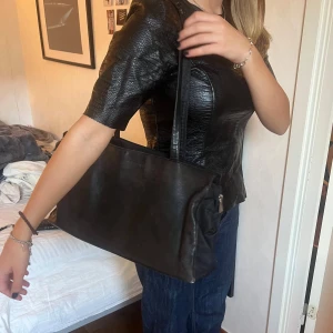 Svart axelväska i skinn - Svart axelväska i skinn