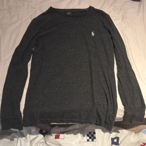 Svart ralph lauren tröja - Snygg svart ralph lauren kofta perfekt skick knappt använd storlek S skriv vid funderingar