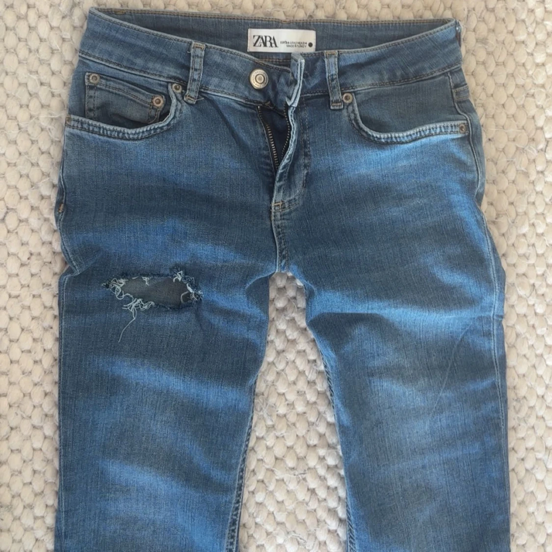 Blå utsvängda jeans från Zara med slitningar - 1