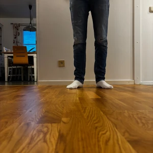 Jacka and Jones jeans med slitningar  - As snygga mörrblåa Jack and Jones jeans med slitningar. Skriv för mer info ( 30, 34 ) 