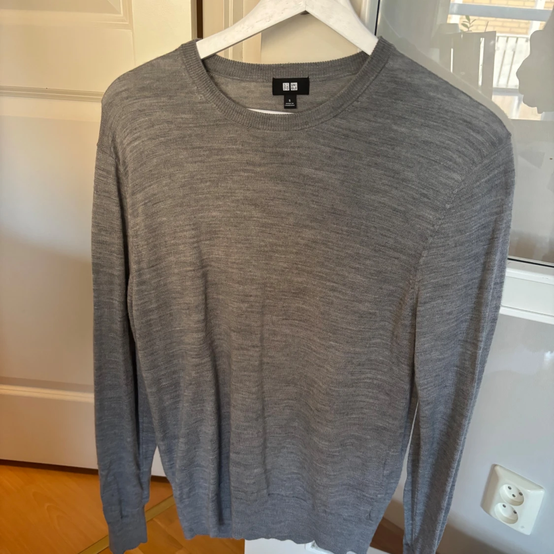 Grå merinoulltröja från Uniqlo - 1