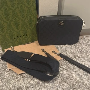 Väska - Nästan helt ny kommer med allt på bilderna! Skriv för mer bilder eller frågor 