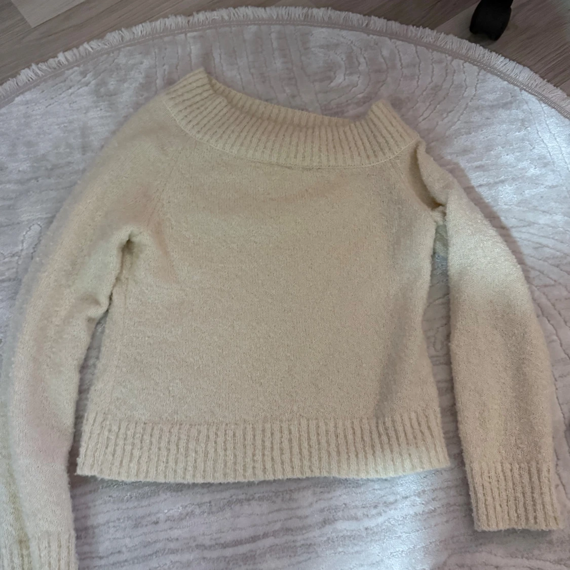 Beige stickad tröja med bred krage