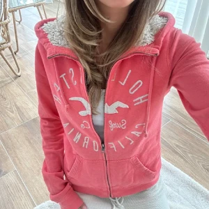 Hollister zip med foder - En zip från Hollister i storlek S. Jag fraktar inom 24h. Se liknande plagg i min profil! 