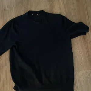 Mörkblå tröja från 157, storlek S - En stilren mörkblå tröja från 157 i storlek S. Tröjan har rund halsringning och långa ärmar, perfekt för lager-på-lager. Skulle säga att den passar xs oxå men hör av er om ni har några frågor💕