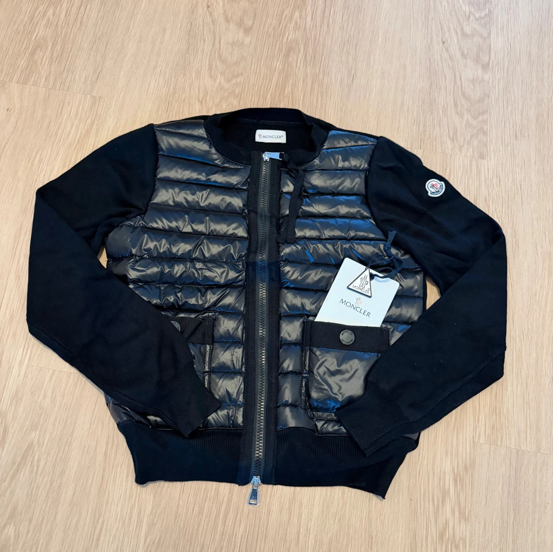 Svart quiltad pufferjacka från Moncler