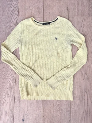 Ljusgul kabelstickad tröja Gina Tricot - Kabelstickad ljusgul tröja från Gina Tricot. 100%ekologisk bomull. Den har fläckar som inte kommer av! (kolla på bilderna)