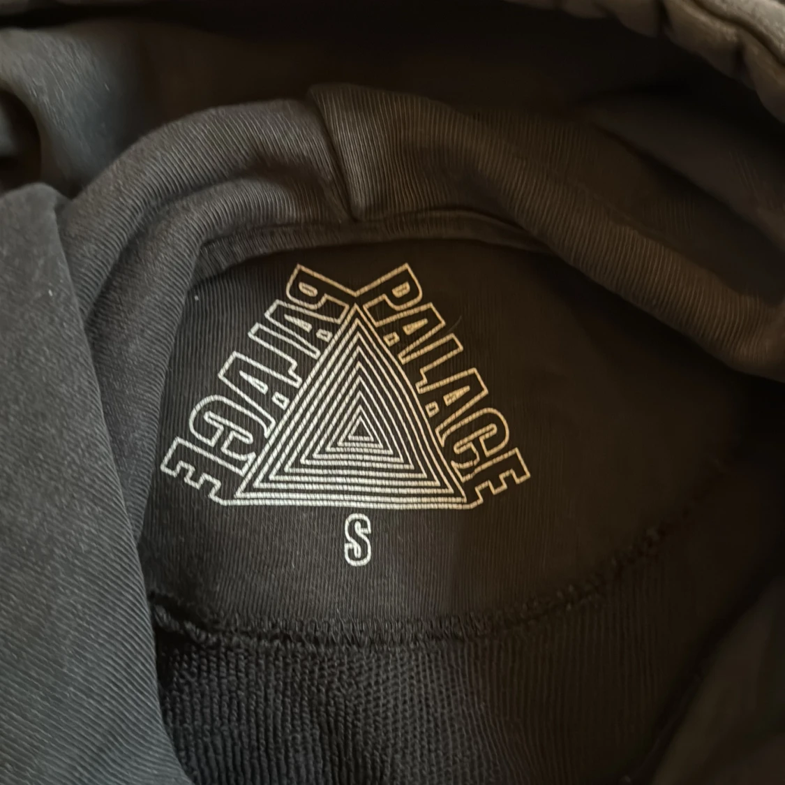 Svart hoodie från Palace med tryck (S) - 2