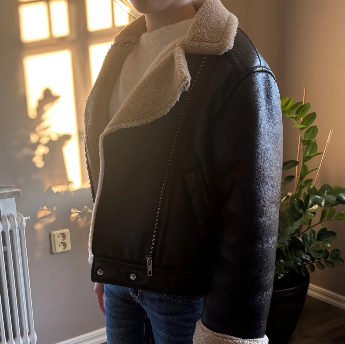 Svart teddyjacka med beige foder - 2