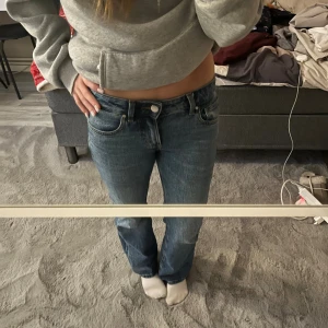 Blå jeans W24 L30 - Fina byxor från bikbok i modellen mira, W24 L30 