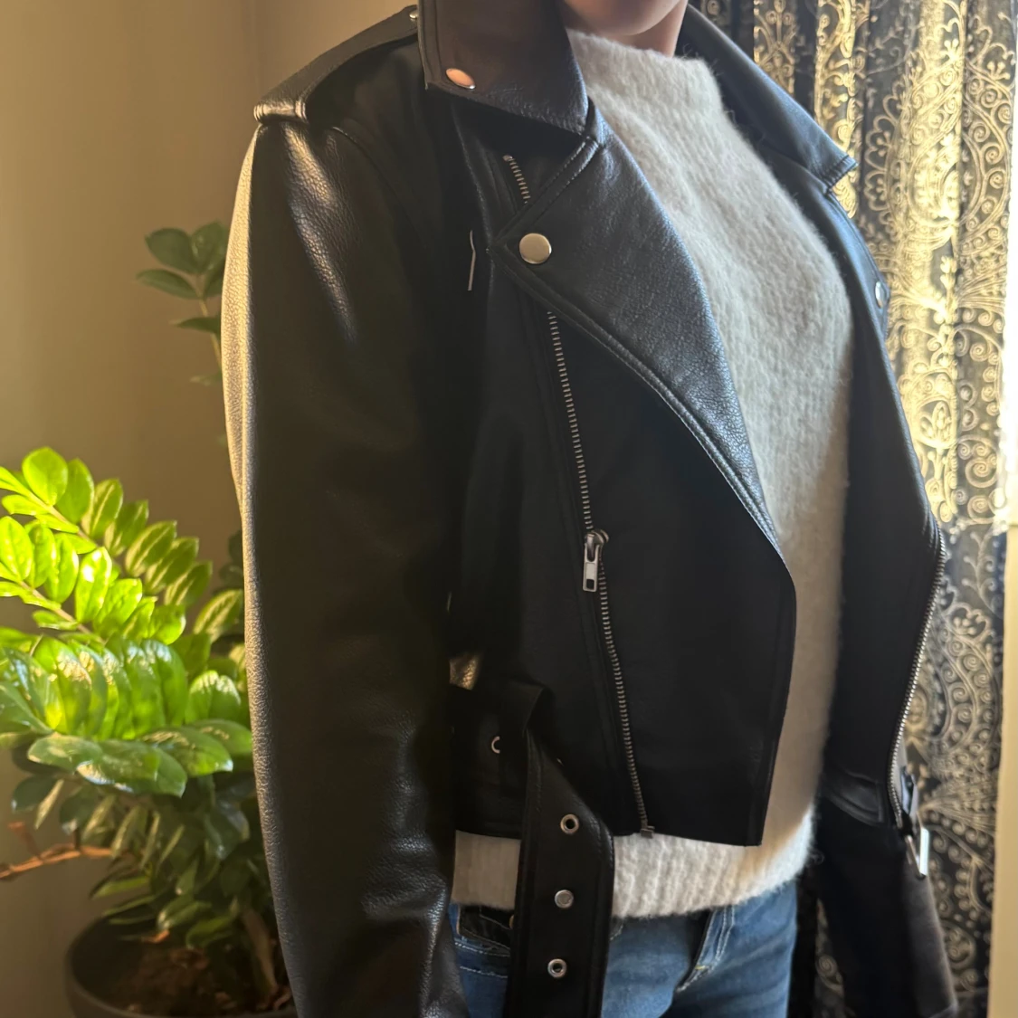 Svart skinnjacka med bälte och dragkedja - 3