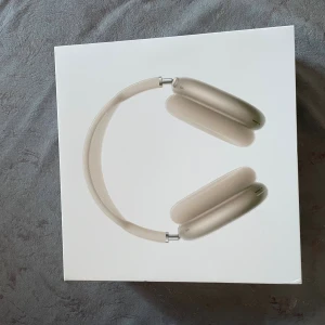 AirPods Max - Snygga och exklusiva Apple AirPods Max i originalförpackning, med medföljande Smart Case. Hörlurarna är i nyskick, utan synligt slitage eller defekter. Perfekt för dig som vill ha högkvalitativt ljud, aktiv brusreducering och elegant design. USB-C laddning.