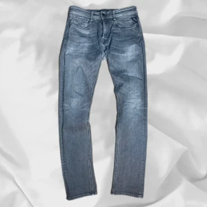 Replay Jeans - Riksfeta replay Jeans i storlek W29 L34, Ytterbenslängd 108cm, Midjemått 40,5cm! – enkel att matcha och skön att bära. Ett stilrent val, noggrant utvalt med omsorg av AM Clothing.  📩 Frågor? Hör gärna av dig! 📲 Följ oss här på Plick för fler uppdateringar. ♻️ Tack för att du handlar mer hållbart med AM Clothing!