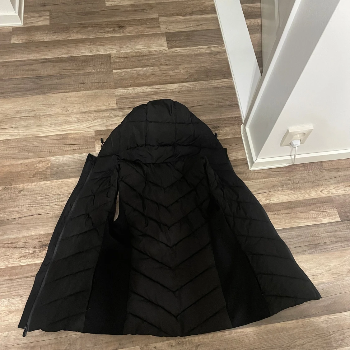 Svart dunväst med huva från Zara - 1