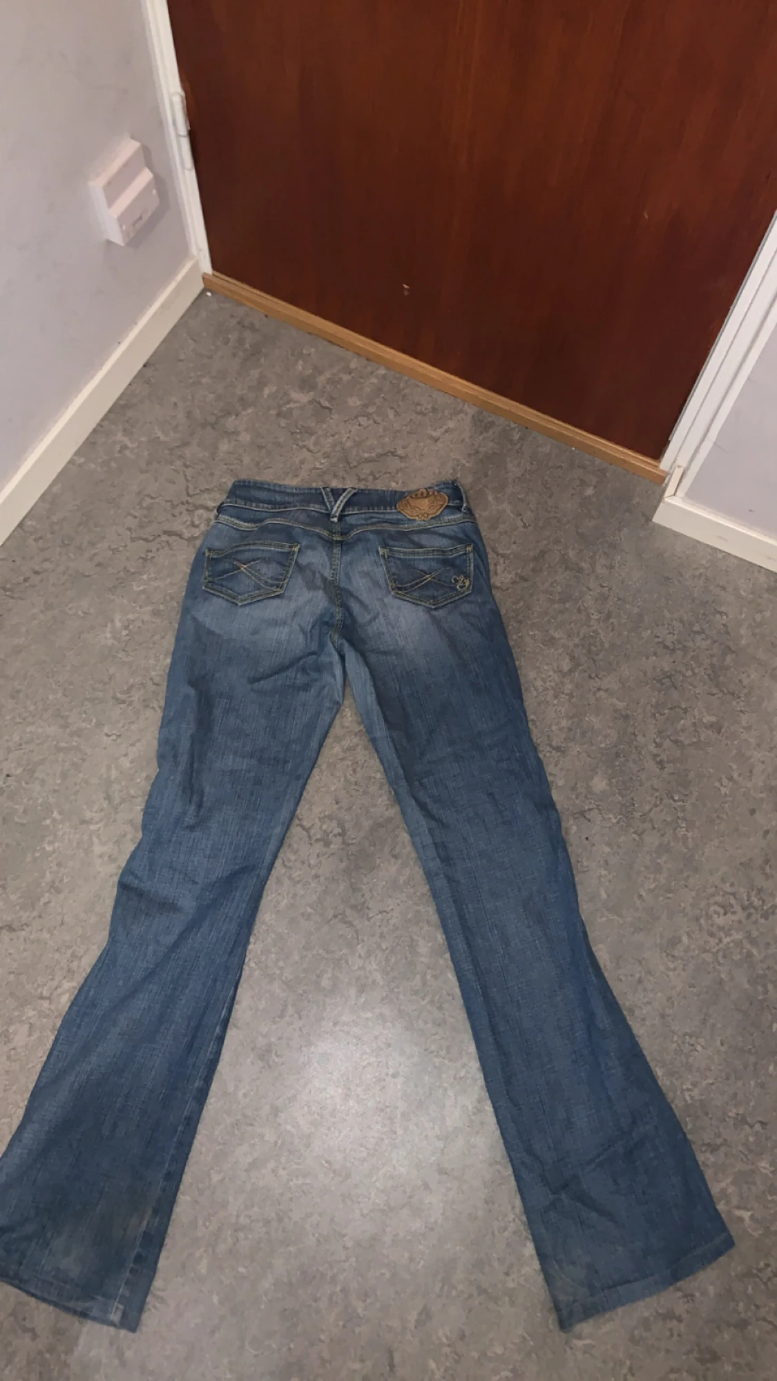 Blå bootcut jeans med broderade fickor - 1