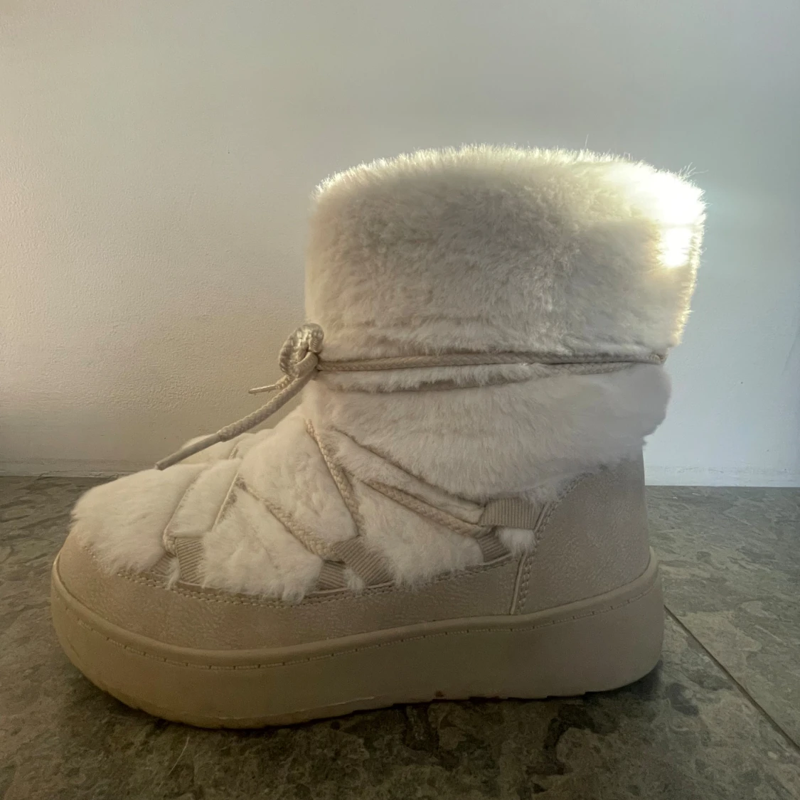 Inukkidupes i storlek 37