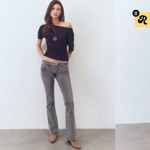 14+ Grå bootcut jeans från Gina Tricot tall - Säljer ett par gråa bootcut jeans från Gina Tricot 14+ i storleken S. De är i modelen tall  och är HELT nya. Jag har inte alls använt dom och dom ör även slutsålda på hemsidan 💕