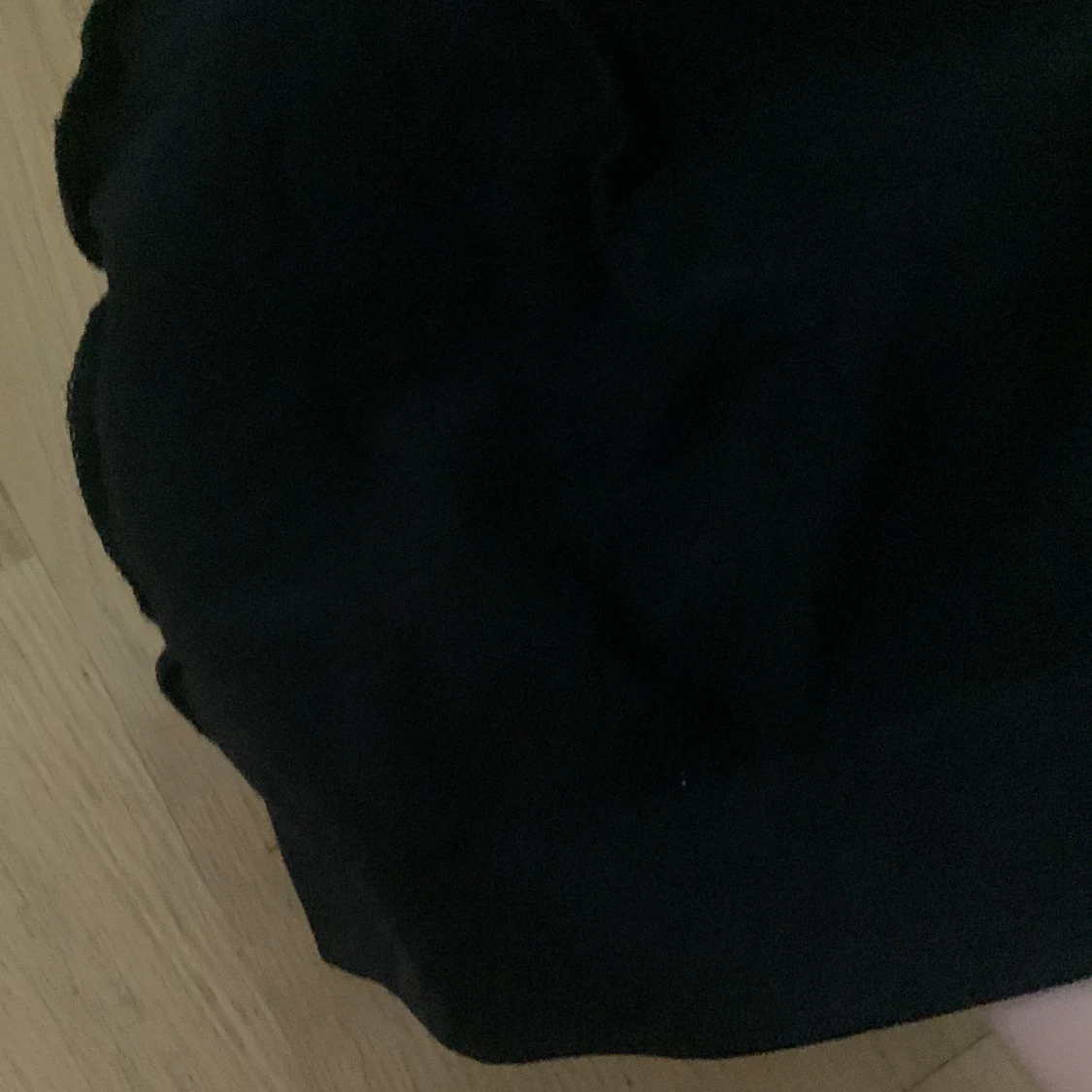 Svart mössa Starlight med röd logga - 1