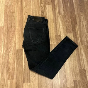 Replay anbass 29/32 - Nu säljer vi ett par riktigt feta Replay anbass i storleken 29/32! Skick:10/10! För mer info,bilder eller priser, så är det bara att höra av sig!