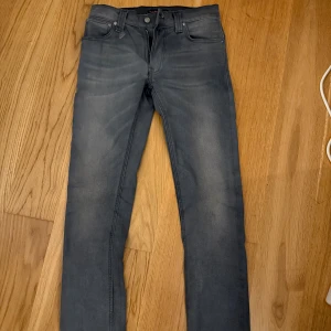 Grå nudie jeans - Snygga gråa nudie jeans med riktigt fet wash. Strl 29:32 modell (thin finn) Inga defekter eller liknande