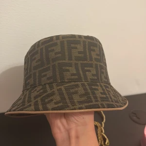 Fendi hatt - Säljer nu min äkta Fendi hatt som är köpt på Vestaire colective för 5388kr det är storlek S alltså 57cm mitt pris är 2000kr den är i jätte bra skick priset kan även sänkas vid snabb affär