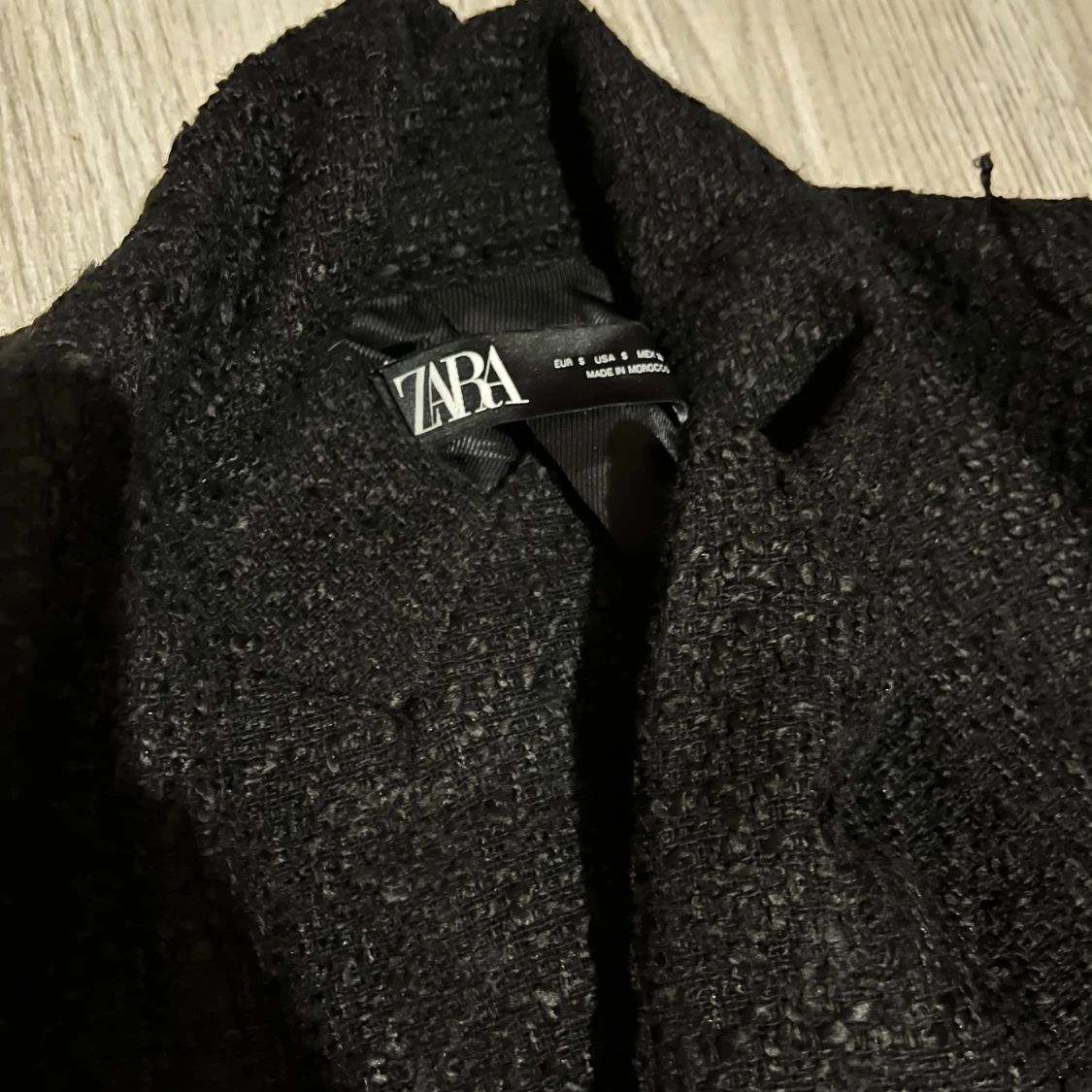 Svart kavaj med guldknappar från Zara - 2