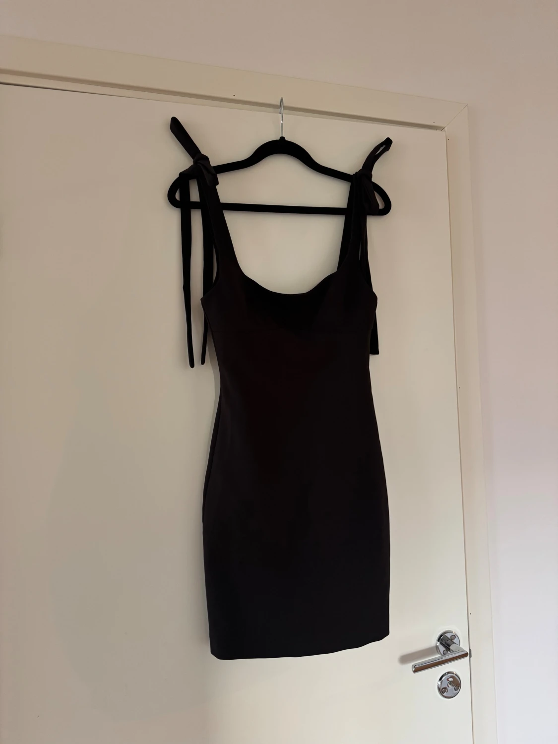 Svart kort klänning med knytband